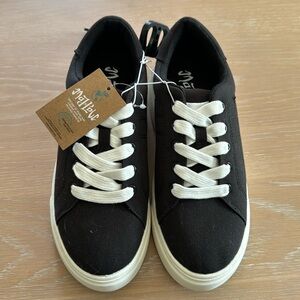 Mad Love New Sneakers, Size 6, heavy feel to them